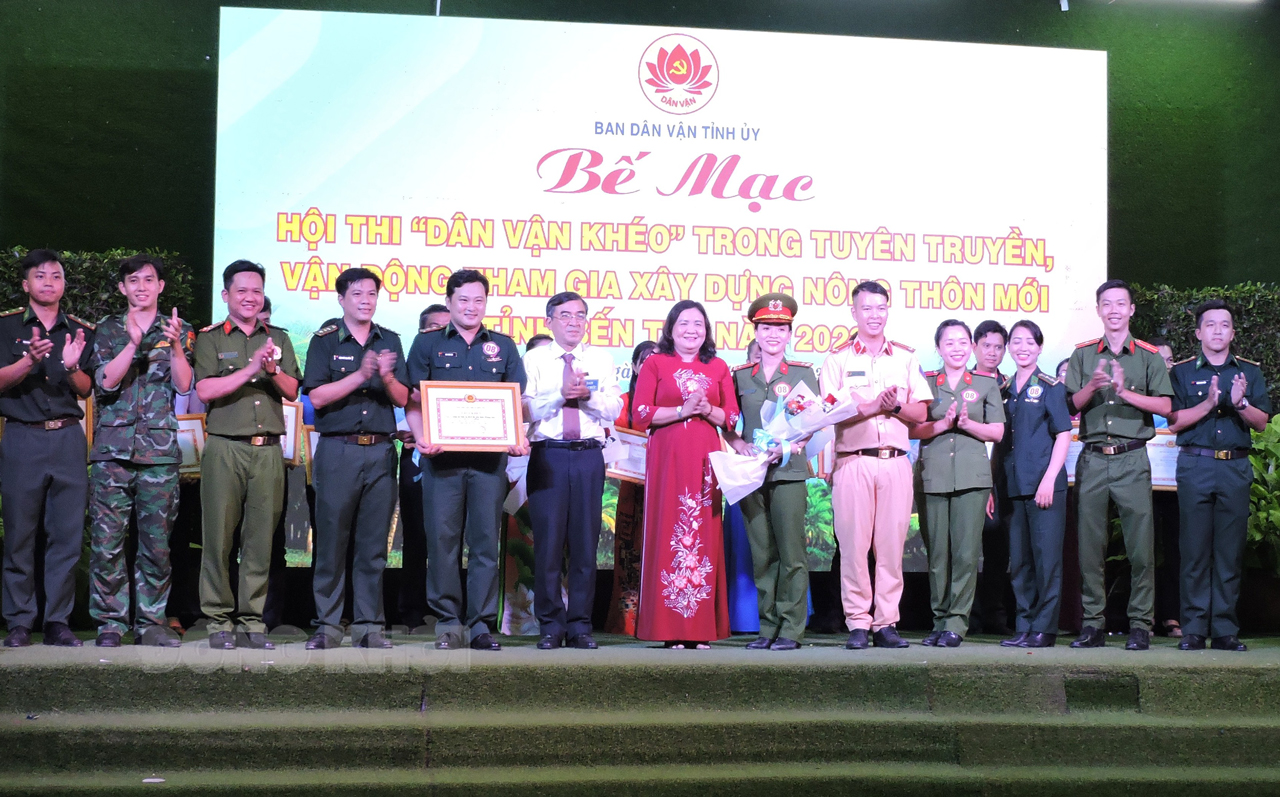 Hội thi “Dân vận khéo” về xây dựng nông thôn mới Phó bí thư Thường trực Tỉnh ủy - Chủ tịch HĐND tỉnh Hồ Thị Hoàng Yến, Trưởng ban Dân vận Tỉnh ủy Bùi Văn Bia trao giải nhất.