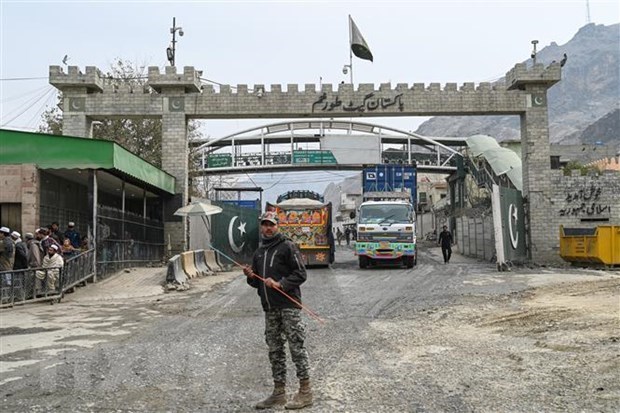 Cảnh sát Pakistan gác tại cửa khẩu Torkham ở biên giới với Pakistan, tại tỉnh Nangarhar ngày 2-2-2023. (Ảnh: AFP/TTXVN)