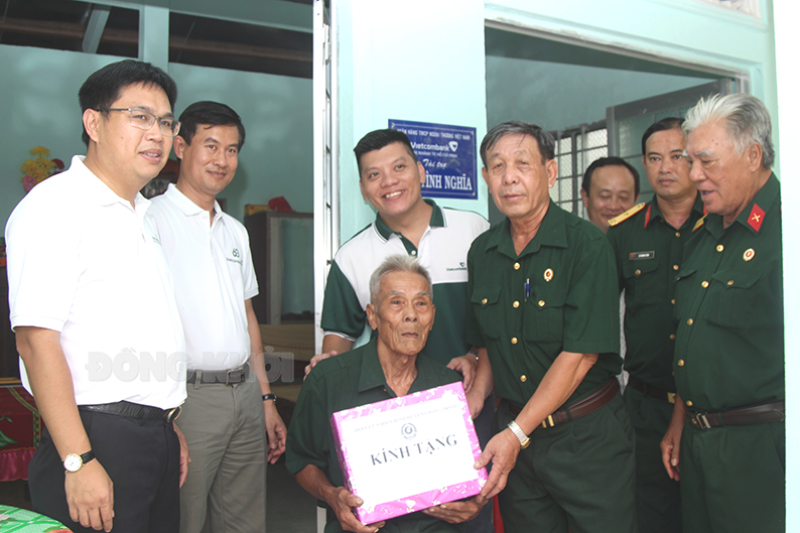 Đại diện nhà tài trợ và đại biểu tặng quà cho hội viên được bàn giao nhà Nghĩa tình đồng đội.