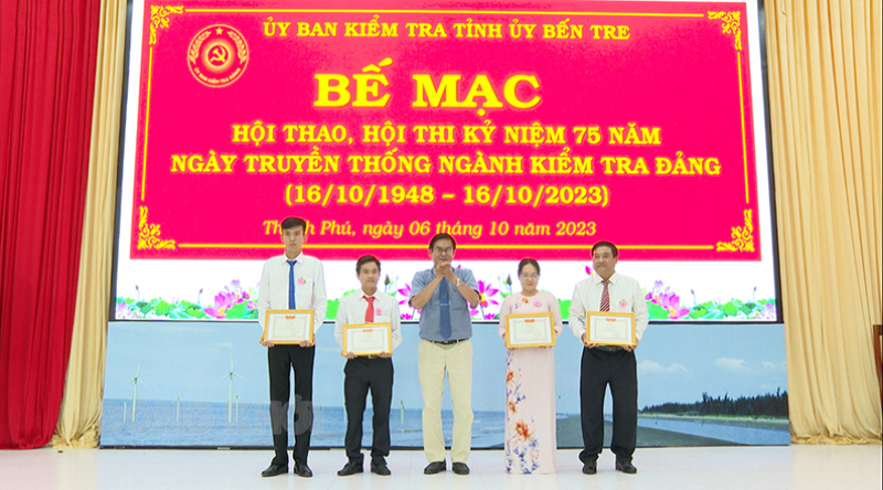 Lãnh đạo Ủy ban Kiểm tra Tỉnh ủy trao giải cho thí sinh đạt thành tích tốt Hội thi cán bộ kiểm tra cơ sở giỏi.