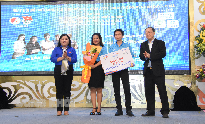 Ngày hội Đổi mới sáng tạo tỉnh Bến Tre năm 2023 thành công tốt đẹp Phó chủ tịch Hội đồng Tư vấn khởi nghiệp và phát triển doanh nghiệp tỉnh Bến Tre Đặng Đức Thành trao giải cuộc thi ý tưởng, dự án khởi nghiệp tỉnh Bến Tre lần thứ VII năm 2023.