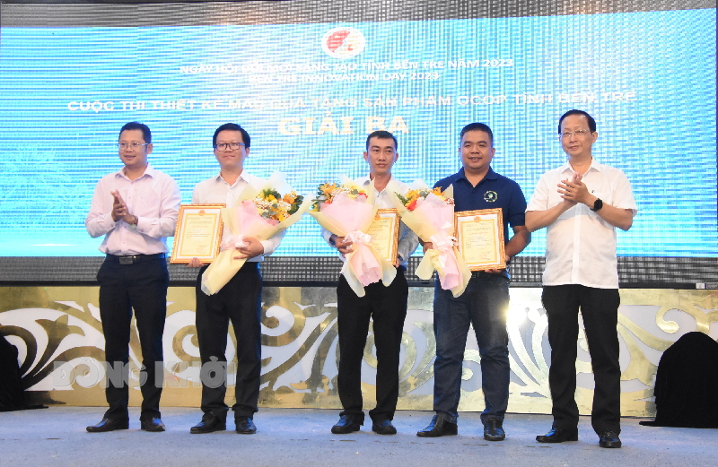 Ngày hội Đổi mới sáng tạo tỉnh Bến Tre năm 2023 thành công tốt đẹp Phó chủ tịch Thường trực UBND tỉnh - Trưởng đoàn đại biểu Quốc hội tỉnh Nguyễn Trúc Sơn trao giải ba cuộc thi thiết kế mẫu quà tặng sản phẩm OCOP tỉnh Bến Tre