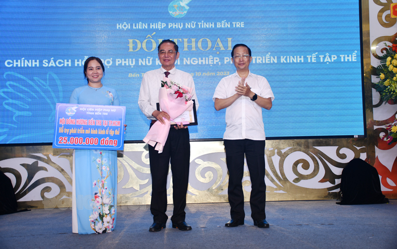 Đối thoại chính sách hỗ trợ phụ nữ khởi nghiệp đổi mới sáng tạo Hội đồng hương Bến Tre trao bảng tượng trưng hỗ trợ phụ nữ.