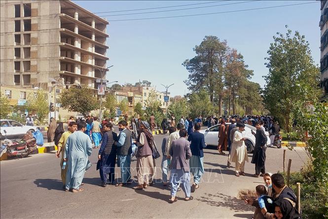 Người dân chạy ra khỏi các tòa nhà khi xảy ra động đất ở Herat, Afghanistan, ngày 7-10-2023. Ảnh: AFP/TTXVN