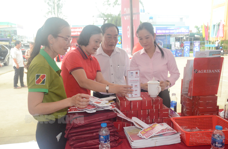 Khách hàng trải nghiệm tại gian hàng Agribank.