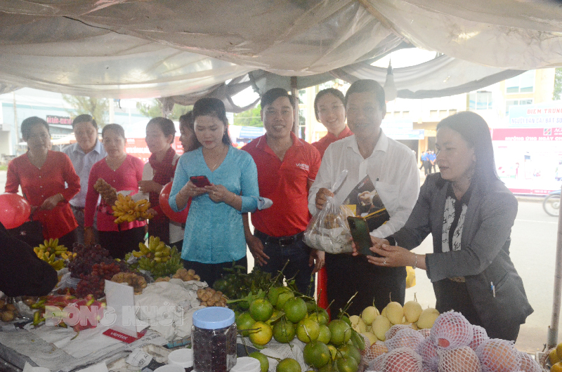 Bí thư Huyện uỷ - Trưởng ban Chỉ đạo CĐS huyện Võ Văn Phê tham gia mua sản phẩm tại gian hàng không dùng tiền mặt.