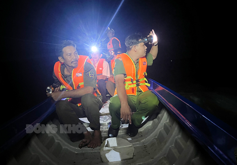 “Chúng tôi là Đội Dân phòng phòng chống tội phạm trên sông” Đội Dân phòng phòng chống tội phạm trên sông trong chuyến tuần tra đêm.