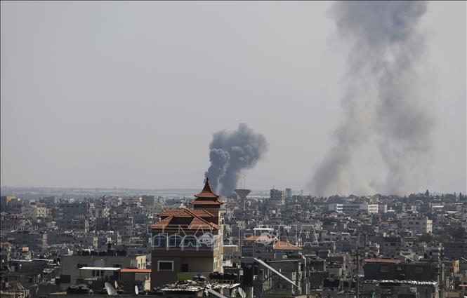 Israel tuyên bố tình trạng chiến tranh Khói bốc lên sau cuộc không kích của Israel xuống Dải Gaza ngày 7-10-2023. Ảnh: THX/TTXVN