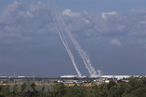 Hệ thống Tên lửa Phòng không Vòm Sắt tại Ashkelon, Israel được kích hoạt để đánh chặn loạt rocket phóng từ Dải Gaza ngày 7-10. (Ảnh: THX/TTXVN)