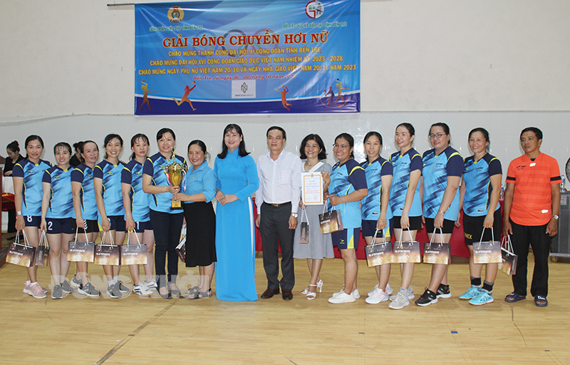 Công đoàn Giáo dục tỉnh bế mạc Giải bóng chuyền hơi nữ Đại biểu chụp ảnh cùng Đội vô địch giải - CĐCS Trường Phan Thanh Giản.