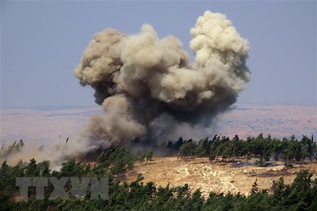 Khói bốc lên sau một cuộc không kích của Nga tại tỉnh Idlib, Tây Bắc Syria. (Ảnh: AFP/TTXVN)