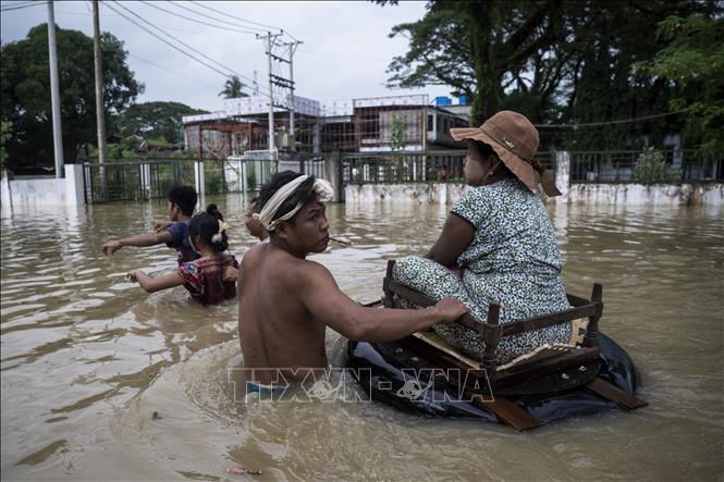 Người dân sơ tán khỏi khu vực ngập lụt tại vùng Bago, miền Nam Myanmar, ngày 11-8-2023. Ảnh: AFP/TTXVN