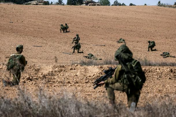 Các binh sĩ Israel triển khai truy lùng các tay súng thuộc lực lượng Hamas. Ảnh: AFP