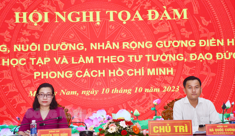 Chủ trì hội nghị.