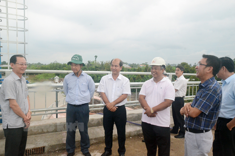 Phó chủ tịch UBND tỉnh Nguyễn Minh Cảnh khảo sát cống Tân Phú.