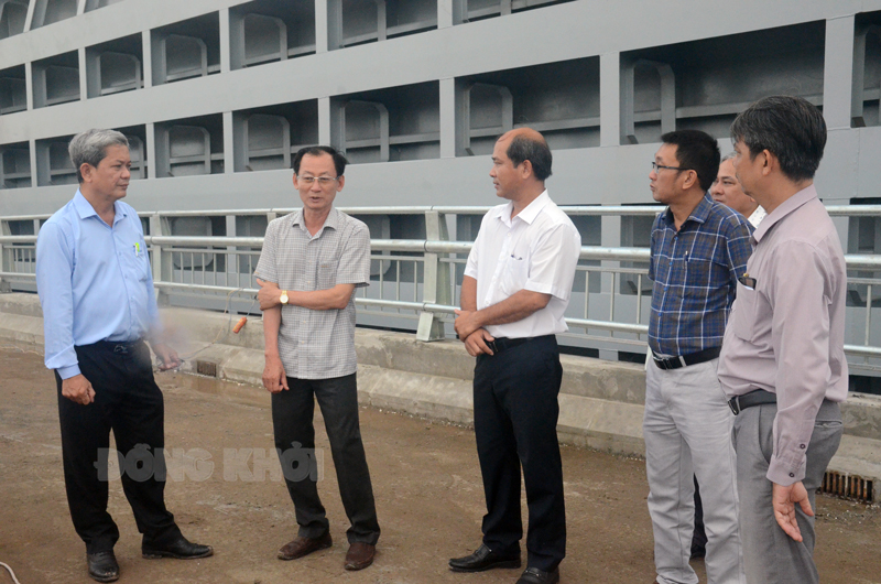 Phó chủ tịch UBND tỉnh Nguyễn Minh Cảnh khảo sát cống Bến Rớ.