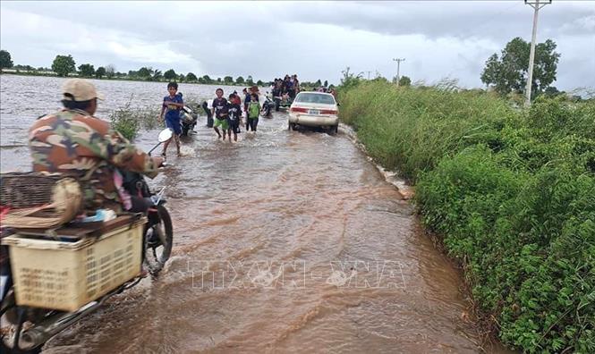 Mưa lũ cục bộ trong hơn 3 tuần qua đã gây ngập lụt, làm hư hỏng gần 420 km đường giao thông ở Campuchia. Ảnh: AKP/TTXVN phát