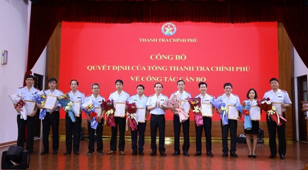 Thanh tra Chính phủ công bố quyết định về công tác cán bộ Phó Tổng Thanh tra Chính phủ Đặng Công Huẩn trao quyết định luân chuyển, điều động và bổ nhiệm đối với các cán bộ cấp Phó Vụ trưởng và tương đương. (Nguồn: Báo Thanh tra)