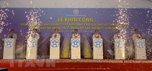Khởi công đường nối Hòa Lạc với Hòa Bình gần 5.250 tỷ đồng Quang cảnh lễ khởi công. (Ảnh: TTXVN phát)