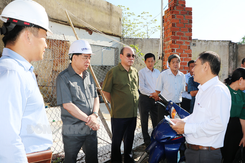 Chủ tịch UBND tỉnh Trần Ngọc Tam (thứ hai từ trái qua) cùng đoàn công tác tỉnh đến kiểm tra các mặt bằng chưa được bàn giao.