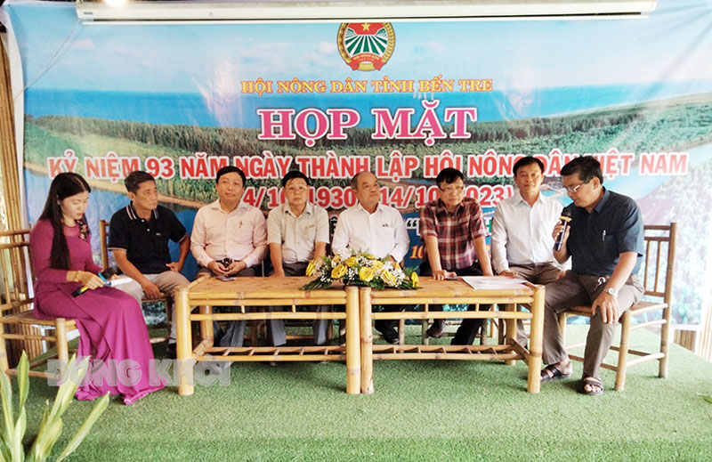 Họp mặt kỷ niệm 93 năm Ngày thành lập Hội Nông dân Việt Nam Giao lưu liên kết “5 nhà” tại buổi họp măt.