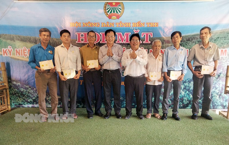 Họp mặt kỷ niệm 93 năm Ngày thành lập Hội Nông dân Việt Nam Trao 87 Kỷ kiệm chương vì giai cấp nông dân cho cán bộ, hội viên, nông dân