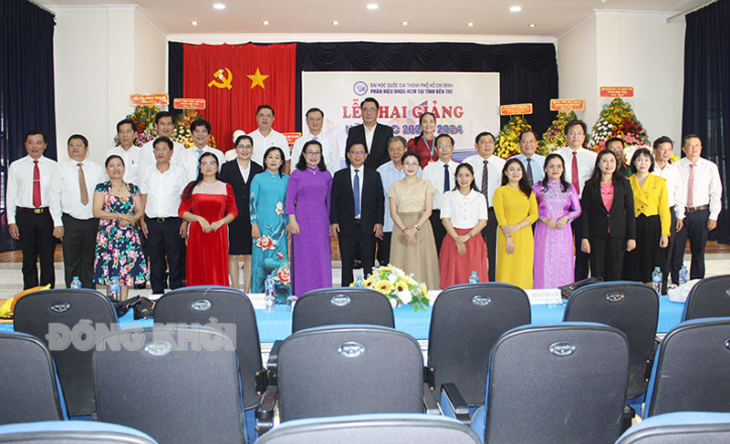 Phân hiệu Đại học Quốc gia TP. Hồ Chí Minh tại tỉnh khai giảng năm học 2023-2024 Đại biểu chụp ảnh lưu niệm cùng Phân hiệu Đại học Quốc gia TP. Hồ Chí Minh tại tỉnh.