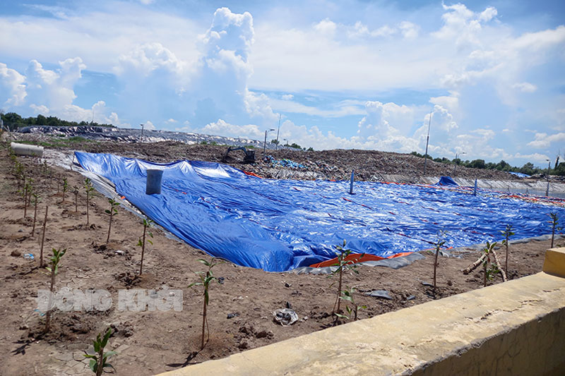 Sự đồng thuận chủ trương và chia sẻ trách nhiệm Rác thải tại bãi rác An Hiệp được xử lý phun thuốc và phủ bạt. Ảnh: PV