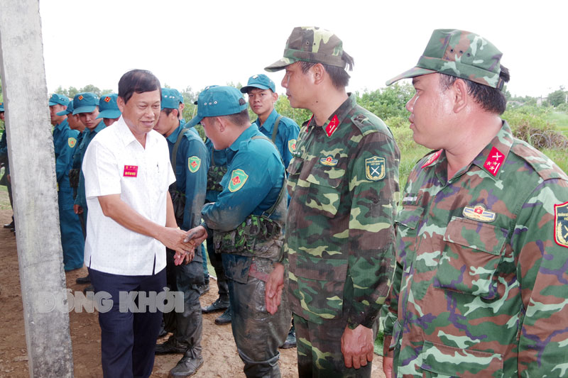 Kết quả diễn tập điểm cấp xã trong khu vực phòng thủ Bí thư Huyện ủy Ba Tri Võ Văn Phê - Trưởng ban Chỉ đạo diễn tập huyện động viên các lực lượng tham gia thực binh.