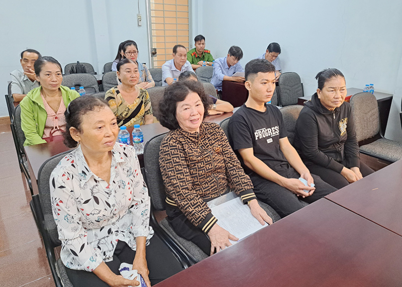 Phó bí thư Thường trực Tỉnh ủy - Chủ tịch HĐND tỉnh Hồ Thị Hoàng Yến tiếp công dân tháng 10-2023 Các hộ dân xã Giao Thạnh tại buổi tiếp xúc.