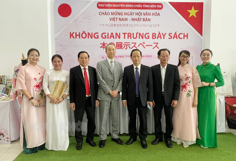 ông Ono Masuo - Tổng lãnh sự Nhật Bản tại TP. Hồ Chí Minh và lãnh đạo UBND tỉnh Bến Tre tại chương trình họp mặt kỷ niệm. 