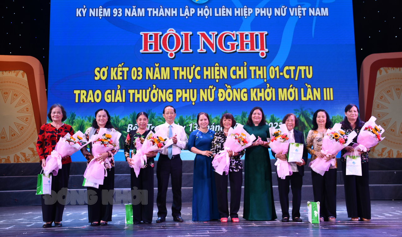 Phó bí Thư Thường trực Tỉnh ủy - phụ trách Tỉnh ủy, Chủ tịch HĐND tỉnh Hồ Thị Hoàng Yến và Phó chủ tịch Thường trực UBND tỉnh Nguyễn Trúc Sơn.