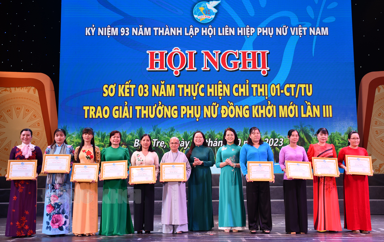 Tặng bằng khen cho 4 tập thể, 6 cá nhân tiêu biểu.