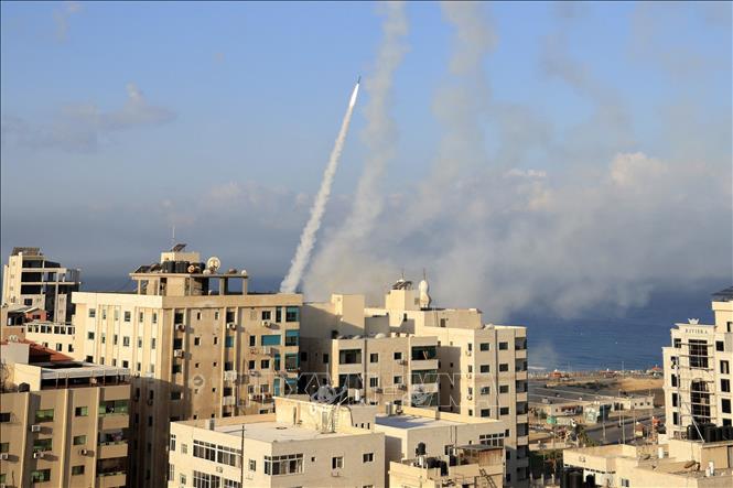 Phóng rocket từ Dải Gaza vào lãnh thổ Israel, ngày 7-10-2023. Ảnh minh họa: AFP/TTXVN