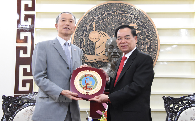 Chủ tịch UBND tỉnh Trần Ngọc Tam trao tặng biểu trưng tỉnh Bến Tre cho ngài Tổng Lãnh sự Ono Masuo.