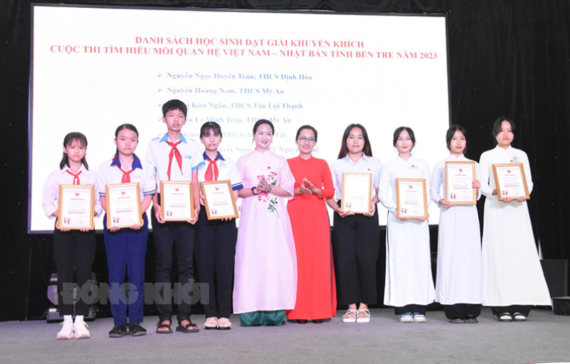 Ban tổ chức trao giải cho học sinh cuộc thi tìm hiểu quan hệ ngoại  giao Việt  Nam  - Nhật Bản.