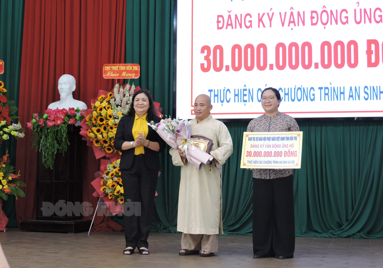 Ủy ban MTTQ Việt Nam tỉnh tổ chức chương trình vận động nguồn lực ủng hộ xây nhà ở giai đoạn 2023 - 2025 Phó bí thư Thường trực Tỉnh ủy - phụ trách Tỉnh ủy, Chủ tịch HĐND tỉnh Hồ Thị Hoàng Yến, Chủ tịch Ủy ban MTTQ Việt Nam tỉnh Nguyễn Thị Hồng Nhung tiếp nhận bảng tượng trưng và trao thư cảm ơn đến đơn vị tài trợ.