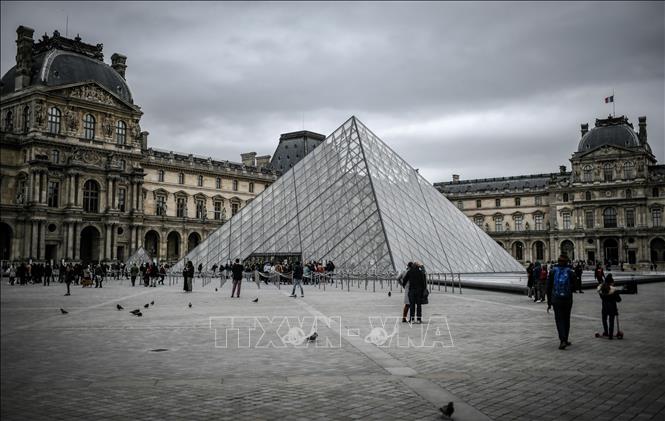 Bảo tàng Louvre tại Pháp đóng cửa 'vì lý do an ninh' Du khách tham quan bảo tàng Louvre tại Paris, Pháp. Ảnh tư liệu: AFP/TTXVN