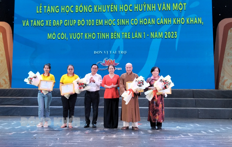 Trao bằng khen cho Ban Thường vụ Hội LHPN tỉnh cho các cá nhân, tập thể có thành tích đóng công tác an sinh xã hội trên địa bàn tỉnh