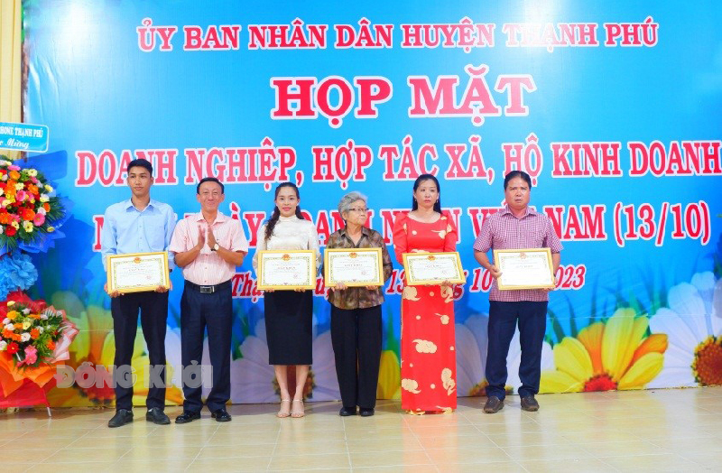 Bí thư Huyện ủy Châu Văn Bình trao giấy khen cho các doanh nghiệp, hộ kinh doanh thực hiện tốt chính sách, pháp luật về thuế. Ảnh: Minh Mừng.