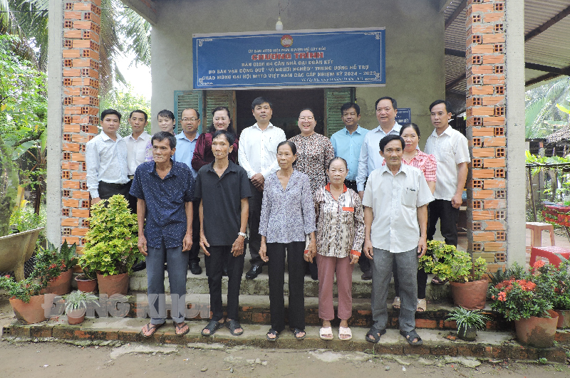 Ủy ban MTTQ Việt Nam tỉnh tổ chức chương trình vận động nguồn lực ủng hộ xây nhà ở giai đoạn 2023 - 2025 Đại biểu cùng chụp ảnh lưu niệm với 4 gia đình được nhận nhà Đại đoàn kết tại Thành An, Mỏ Cày Bắc.