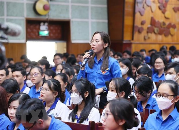 Cử tri Phạm Thế Thu, đại diện đoàn viên, thanh niên quận Ninh Kiều nêu ý kiến tại buổi tiếp xúc. (Ảnh: Dương Giang/TTXVN)