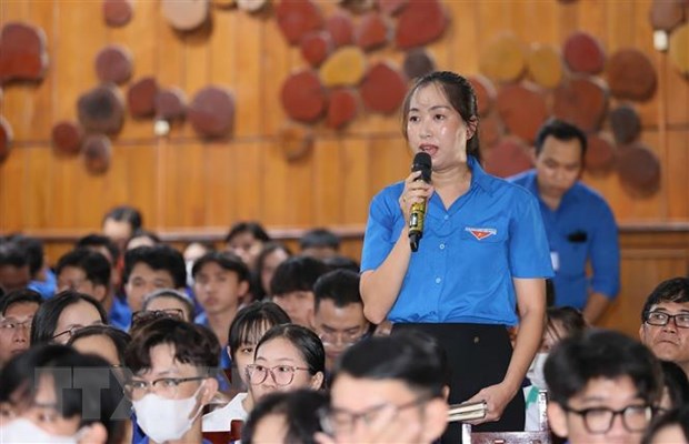 Cử tri Nguyễn Phạm Anh Thi, đại diện đoàn viên, thanh niên trường Đại học Cần Thơ nêu ý kiến tại buổi tiếp xúc. (Ảnh: Dương Giang/TTXVN)