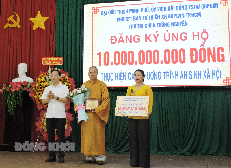 Ủy ban MTTQ Việt Nam tỉnh tổ chức chương trình vận động nguồn lực ủng hộ xây nhà ở giai đoạn 2023 - 2025 Phó chủ tịch Thường trực UBND tỉnh - Trưởng đoàn đại biểu Quốc hội tỉnh Nguyễn Trúc Sơn, Phó chủ tịch Thường trực Ủy ban MTTQ Việt Nam tỉnh Nguyễn Thị Mai Rý nhận bảng tượng trưng ủng hộ kinh phí và trao biểu trưng tặng hoa cho đơn vị tài trợ.