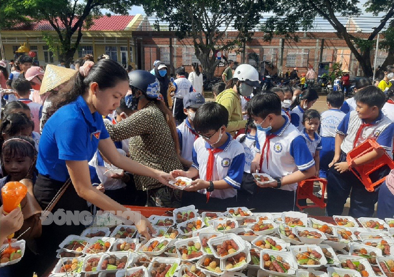 Học sinh thưởng thức các gian hàng ẩm thực miễn phí. Ảnh: Văn Minh.