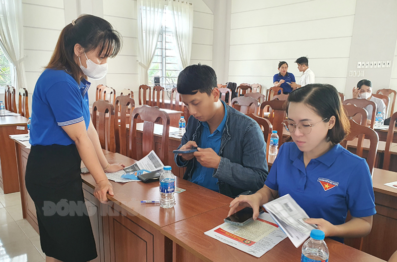 TP. Bến Tre đạt nhiều kết quả quan trọng trong chuyển đổi số UBND TP. Bến Tre phối hợp với các đơn vị tập huấn kiến thức, kỹ năng số, đăng ký chữ ký số cho thành viên tổ chuyển đổi số cộng đồng.
