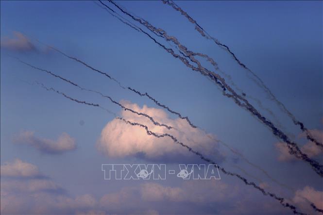Các vụ tấn công bằng rocket của Phong trào Hamas từ Dải Gaza xuống lãnh thổ Israel, ngày 10-10-2023. Ảnh: THX/TTXVN