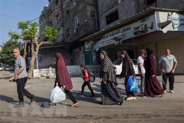 Người dân Palestine sơ tán tới các khu vực an toàn sau các cuộc không kích của Israel, ngày 13-10-2023. Ảnh: AFP/TTXVN