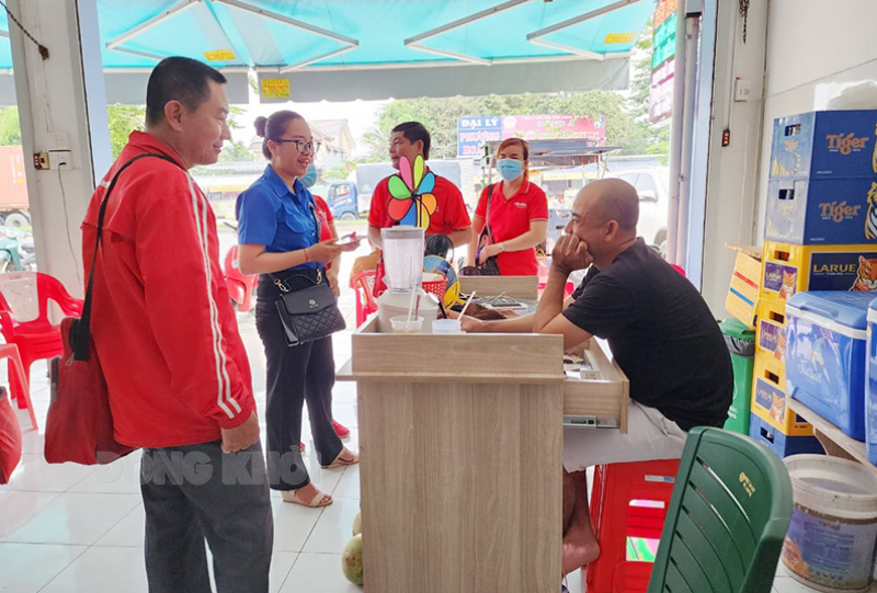 Ra quân vận động người dân thanh toán không dùng tiền mặt tuyến quốc lộ 60 mới Vận động người dân thanh toán không dùng tiền mặt trên tuyến quốc lộ 60 mới.