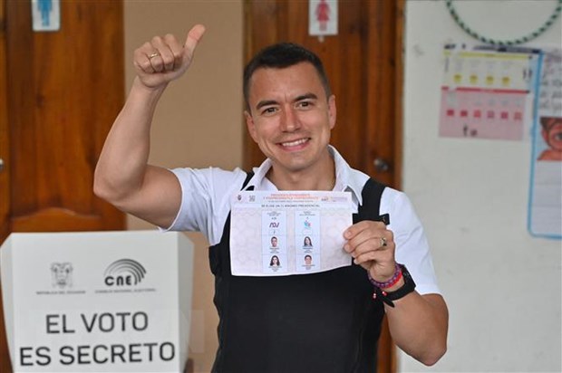 Ecuador có Tổng thống đắc cử trẻ nhất từ trước đến nay Ông Daniel Noboa bỏ phiếu trong cuộc bầu cử Tổng thống vòng 2 tại tỉnh Santa Elena. Ảnh: AFP/TTXVN